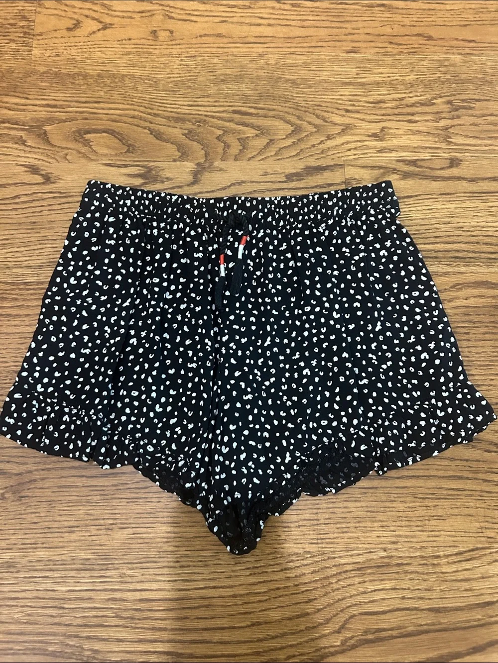 Old Navy Black and White Dot Ruffle-Hem High-Waist Shorts. Excellent Condition